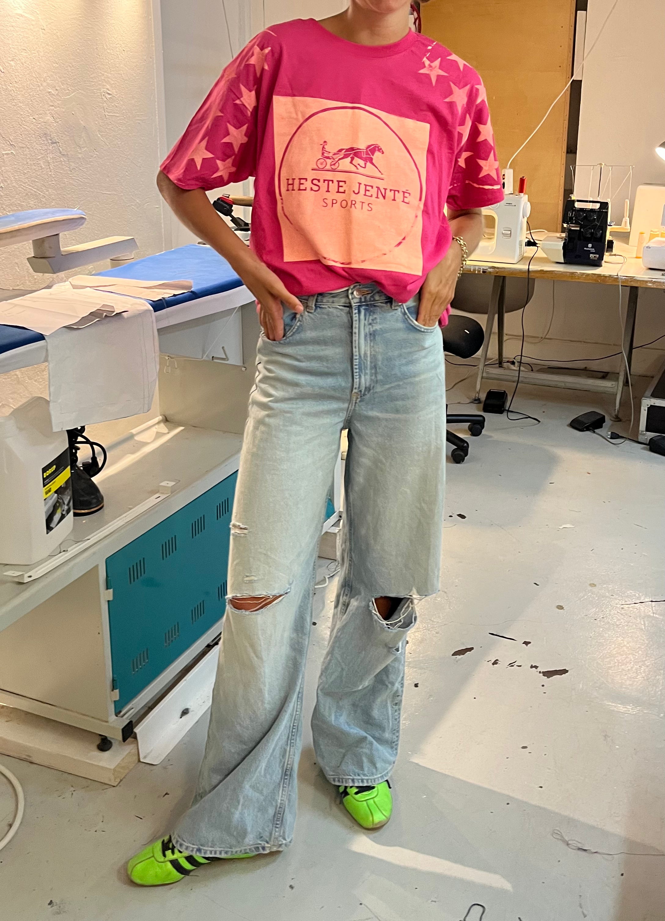 MAGENTA DERBY VICTORY BOXY TEE