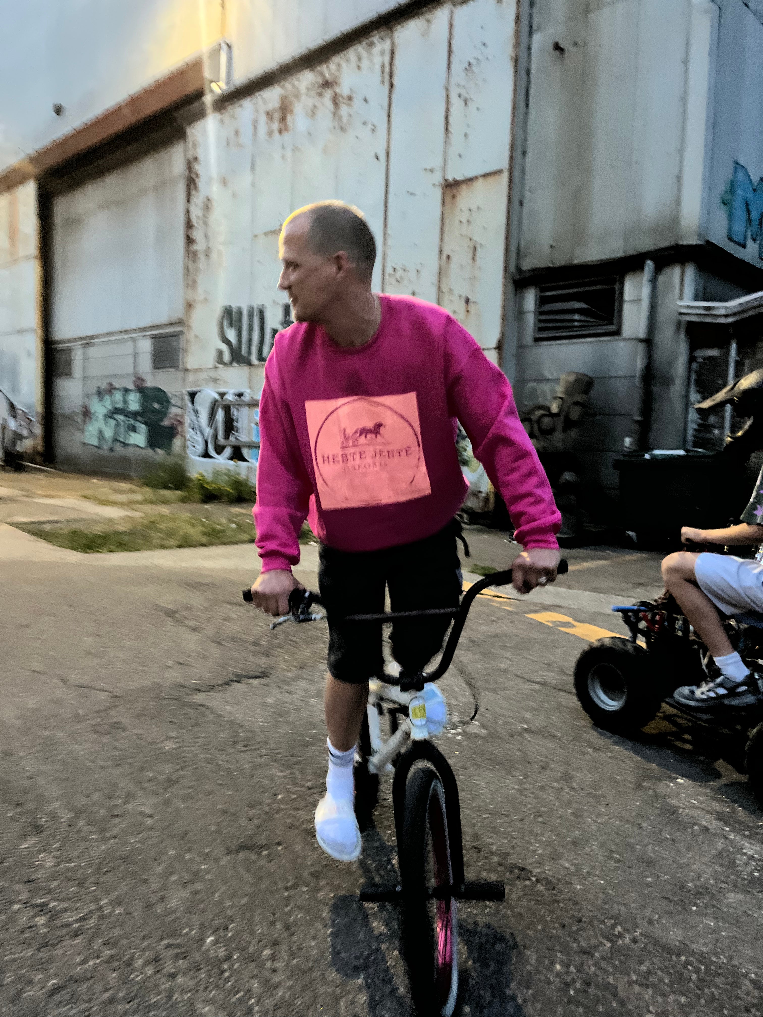 MAGENTA DERBY VICTORY BOXY CREWNECK
