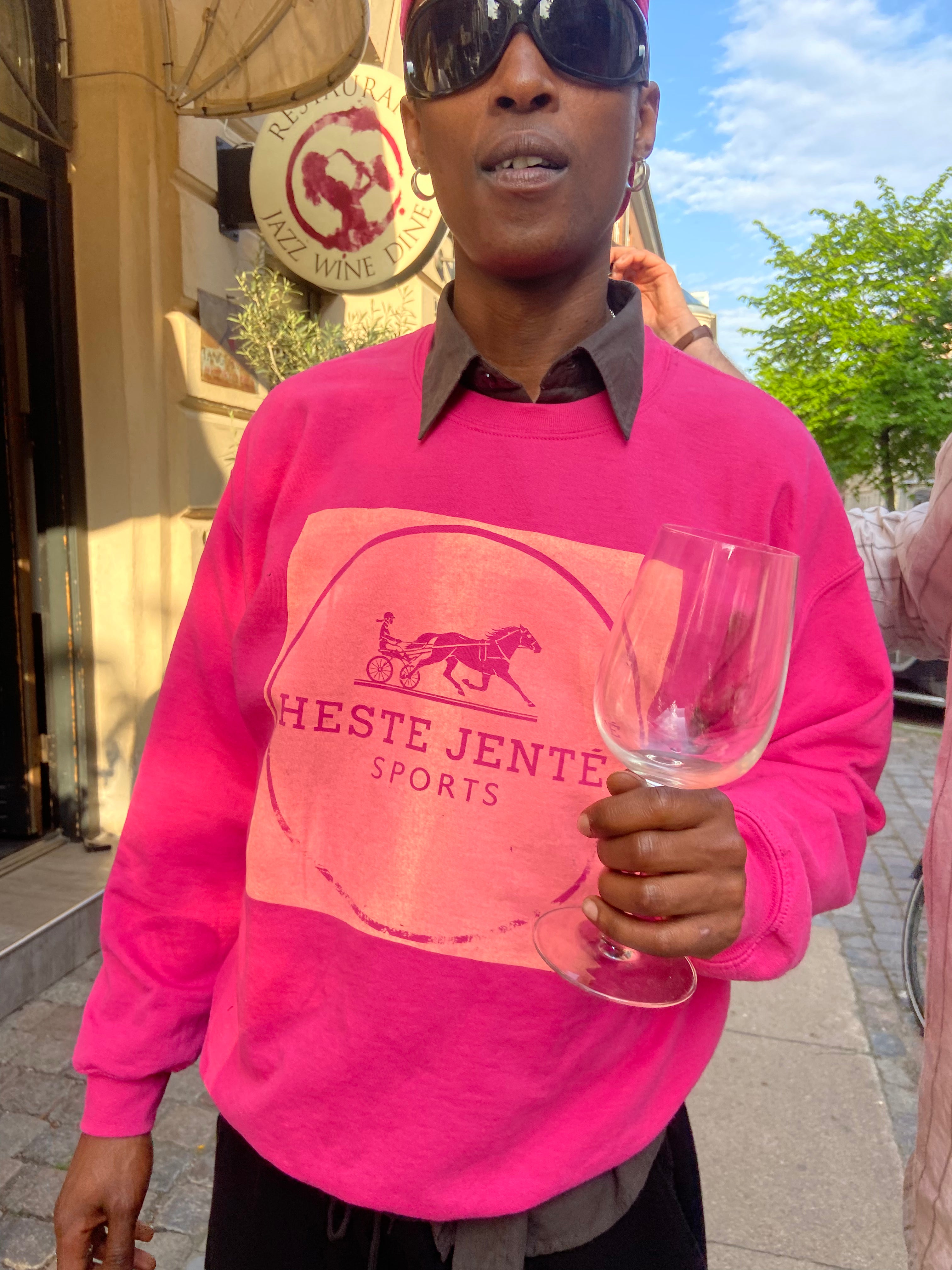 MAGENTA DERBY VICTORY BOXY CREWNECK